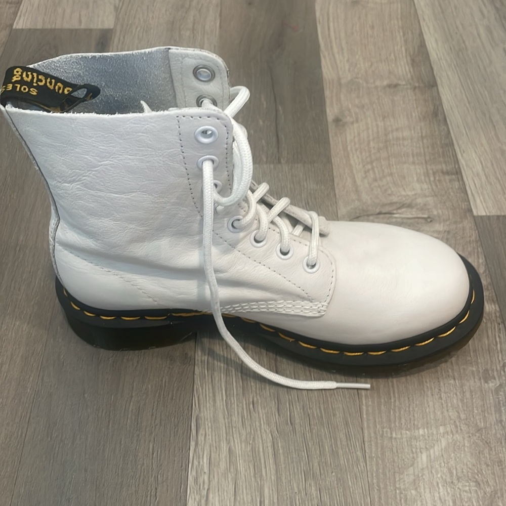 Dr. Martens 1460 WOMEN'S VIRGINIA LEATHER BOOTS - Picture 14 of 14